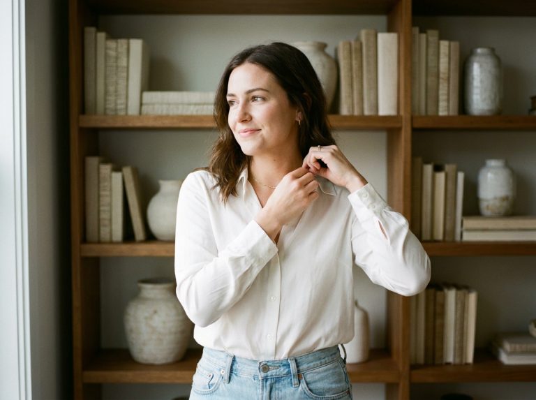 Femme en mode décontracté portant un collier doré